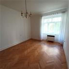 Světlý obývací pokoj, parketová podlaha, velká okna, rekonstruovaný interiér, vhodný pro moderní bydlení